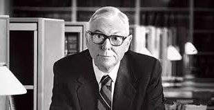 Charlie Munger, 28 Kasım 2023’te 99 yaşında hayatını kaybetti. Ardında yalnızca devasa bir finansal miras değil; düşünme biçimiyle şekillenmiş bir entelektüel miras bıraktı. Bugün dünyanın dört bir yanındaki yatırımcılar, Munger’ın konuşmalarını, yazılarını ve fikirlerini rehber olarak kullanmaya devam ediyor.