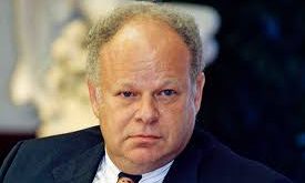 Martin Seligman, psikoloji bilimine önemli kavramlar kazandırmış, insan davranışlarını daha olumlu bir perspektiften ele almayı başarmış bir bilim insanıdır. Öğrenilmiş çaresizlik kuramı ile insanın pasifleşmesini açıklarken, pozitif psikoloji ile de mutluluğun ve güçlü yönlerin geliştirilebileceğini göstermiştir. Bu yönüyle Seligman, çağdaş psikolojinin en etkili isimlerinden biri olarak kabul edilir.