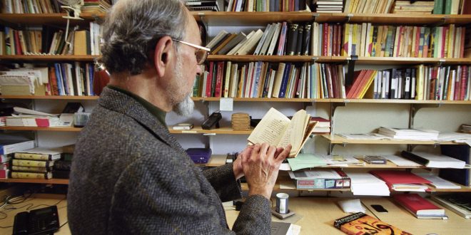 Roman tekniği, bir romanın yalnızca “ne anlattığını” değil, “nasıl anlattığını” belirleyen temel unsurlardır. Anlatıcı seçiminden zamansal kurguya, karakter derinliğinden dil kullanımına kadar her teknik karar, romanın estetik gücünü ve okur üzerindeki etkisini biçimlendirir.