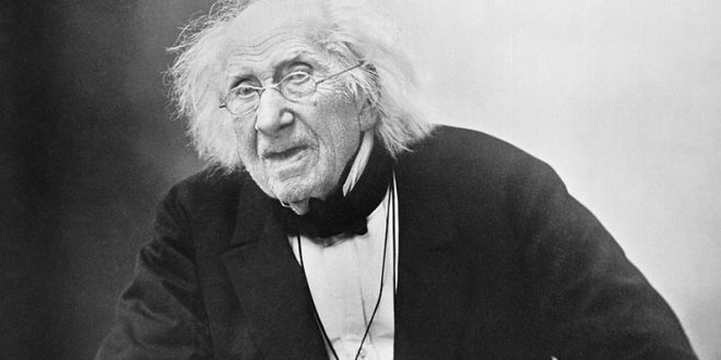 Michel Eugène Chevreul, renk algısını bilimsel olarak açıklayarak modern sanatın gelişimine dolaylı ama son derece güçlü bir katkı sunmuştur. Renklerin etkileşimini anlamaya yönelik çalışmaları, resim sanatının yönünü değiştirmiş; onu yalnızca bir kimyager değil, sanat tarihinin görünmez mimarlarından biri hâline getirmiştir.