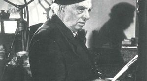 Carlo Carrà, sanatsal kariyeri boyunca değişime açık yaklaşımı ve farklı akımları deneyimlemesiyle modern sanat tarihinde özgün bir konum edinmiştir. Fütürizmin enerjik dili ile Metafizik Resmin düşünsel derinliği arasında kurduğu bağ, onu 20. yüzyılın en önemli İtalyan ressamlarından biri hâline getirmiştir.