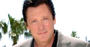 Michael Madsen, Hollywood’da “cool” ve tehlikeli karakterlerin simge isimlerinden biri olarak kabul edilir. Başrol oyuncusu olmaktan çok, filmlere ağırlık katan karakter performanslarıyla tanınır.