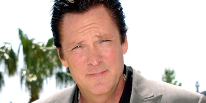 Michael Madsen, Hollywood’da “cool” ve tehlikeli karakterlerin simge isimlerinden biri olarak kabul edilir. Başrol oyuncusu olmaktan çok, filmlere ağırlık katan karakter performanslarıyla tanınır.