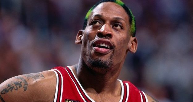 Dennis Rodman, basketbol yeteneğinin yanı sıra sıra dışı yaşam tarzıyla da gündemden hiç düşmemiştir. Renkli saçları, dövmeleri, alışılmışın dışındaki kıyafetleri ve medyatik ilişkileri onu spor dünyasının en tartışmalı figürlerinden biri hâline getirmiştir.