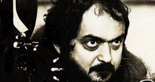 tanley Kubrick; sinema sanatını ileri taşıyan, kalıpları yıkan ve izleyiciyi düşünmeye zorlayan efsanevi bir yönetmendir. Onun filmleri yalnızca izlenmez, analiz edilir. Bu nedenle Stanley Kubrick, aradan geçen yıllara rağmen sinema dünyasında hâlâ canlı ve etkili bir figür olmayı sürdürmektedir.