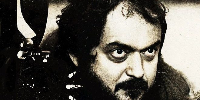 tanley Kubrick; sinema sanatını ileri taşıyan, kalıpları yıkan ve izleyiciyi düşünmeye zorlayan efsanevi bir yönetmendir. Onun filmleri yalnızca izlenmez, analiz edilir. Bu nedenle Stanley Kubrick, aradan geçen yıllara rağmen sinema dünyasında hâlâ canlı ve etkili bir figür olmayı sürdürmektedir.