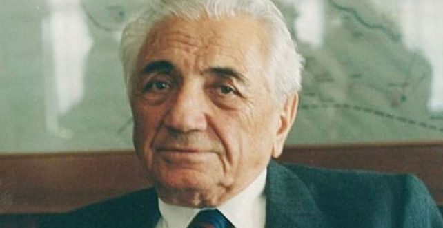 Cahit Külebi, Türk şiirinde sessiz ama derin bir iz bırakmış; Anadolu insanının duygularını yalın bir estetikle kalıcı kılmıştır. Onu okumak, yüksek sesli dizelerin değil, içten gelen bir sesin peşine düşmektir. Külebi’nin şiiri, az söyler ama çok şey anlatır.