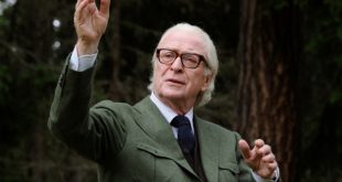 Michael Caine, uzun yıllardır Shakira Caine ile evlidir ve örnek gösterilen bir evlilik sürdürmüştür. Medyadan uzak, sakin bir yaşamı tercih eden oyuncu; yazarlık ve anı kitaplarıyla da ilgilenmiştir.
