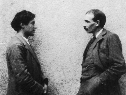 Alfred Marshall ve John Maynard Keynes, iktisat biliminin iki tamamlayıcı yüzünü temsil etmektedir. Marshall mikro düzeyde piyasa işleyişini anlamamızı sağlarken, Keynes makro düzeyde ekonomik istikrarsızlıkları açıklamıştır. Bu nedenle, günümüz iktisat düşüncesi her iki yaklaşımın sentezi üzerine inşa edilmiştir.