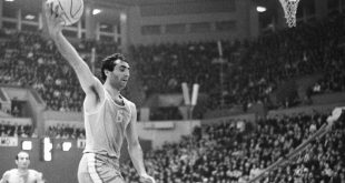 Zurab Sakandelidze, Gürcistan ve Sovyet basketbolunun unutulmaz figürlerinden biridir. Münih Olimpiyatları’ndaki altın madalya ve uluslararası başarıları, onu Sovyet basketbol tarihinin önemli isimlerinden biri hâline getirmiştir. Oyun zekâsı, saha görüşü ve takım oyununa verdiği önem, sonraki nesil oyuncular için ilham kaynağı olmuştur.