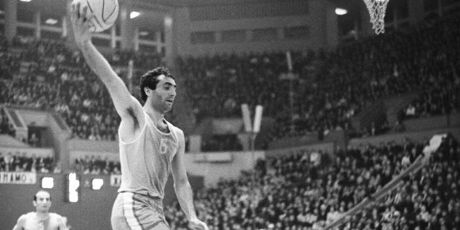 Zurab Sakandelidze, Gürcistan ve Sovyet basketbolunun unutulmaz figürlerinden biridir. Münih Olimpiyatları’ndaki altın madalya ve uluslararası başarıları, onu Sovyet basketbol tarihinin önemli isimlerinden biri hâline getirmiştir. Oyun zekâsı, saha görüşü ve takım oyununa verdiği önem, sonraki nesil oyuncular için ilham kaynağı olmuştur.