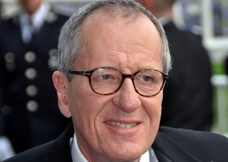 Geoffrey Rush, tiyatro ve sinema dünyasında eşsiz bir kariyere sahip, Avustralya’nın gururu ve uluslararası bir sanatçıdır. Hem dramatik hem de eğlenceli rollerle izleyiciyi etkileyen Rush, yeteneği ve karizmasıyla sinema tarihine adını altın harflerle yazdırmıştır.