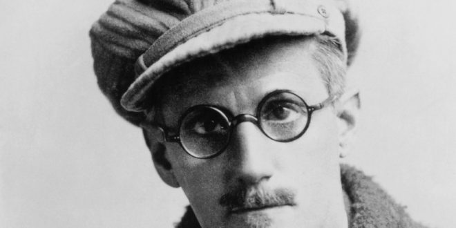 James Joyce, kolay okunan bir yazar değildir; ancak edebiyatı derinlemesine düşünenler için vazgeçilmez bir duraktır. Onun metinleri sabır ister, dikkat ister, hatta bazen okurdan cesaret talep eder.