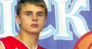 Yegor Vyaltsev, Rus basketbolunun manşetlere çıkmayan ama sahada eksikliği hemen hissedilen oyuncularından biridir. Şutör kimliği, oyun disiplini ve profesyonel yaklaşımıyla, modern basketbolda rol oyuncularının ne kadar kritik olduğunu hatırlatan bir figürdür.