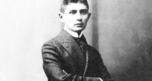 1924 yılında henüz 40 yaşındayken verem nedeniyle hayatını kaybeden Franz Kafka, kısa ömrüne rağmen edebiyatta derin ve kalıcı bir iz bırakmıştır. Onun eserleri, modern insanın varoluşsal kaygılarını, güç karşısındaki çaresizliğini ve anlam arayışını evrensel bir düzeyde yansıtarak, günümüzde de güncelliğini korumaya devam etmektedir.