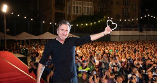 Tim Roth, sinema dünyasında karizmatik ve çok yönlü bir oyuncu olarak öne çıkar. Özellikle bağımsız filmlerde ve karakter odaklı projelerdeki başarısı, onu İngiliz sinemasının önemli temsilcilerinden biri yapmıştır.