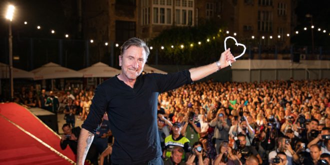 Tim Roth, sinema dünyasında karizmatik ve çok yönlü bir oyuncu olarak öne çıkar. Özellikle bağımsız filmlerde ve karakter odaklı projelerdeki başarısı, onu İngiliz sinemasının önemli temsilcilerinden biri yapmıştır.