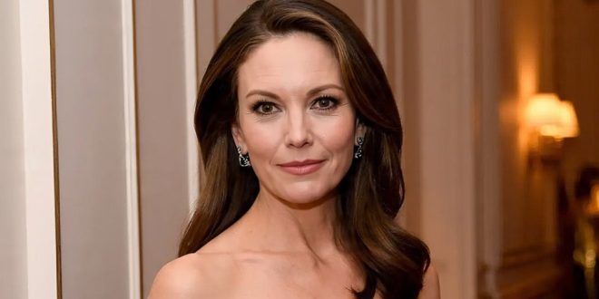 Diane Lane, özel hayatını mümkün olduğunca gözlerden uzak yaşamayı tercih eden oyuncular arasındadır. Daha önce aktör Christopher Lambert ve Josh Brolin ile evlilikler yapmıştır. Medyatik olmaktan ziyade, kariyerine ve sanatsal üretimine odaklanan bir profil çizer.