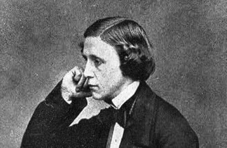 Lewis Carroll, çocuk edebiyatına katkıda bulunmuş bir yazar olmanın ötesinde, matematiksel zekâ ve dilsel yaratıcılığı birleştirerek evrensel bir edebi miras bırakmıştır. Onun eserleri, eğlenceli olduğu kadar zekâ ve hayal gücünü besleyen metinler olarak edebiyat dünyasında ölümsüzleşmiştir.