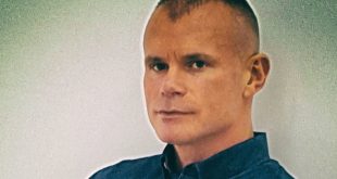 Simpson’a göre modern erkeklik, medya ve reklamlar aracılığıyla yeniden inşa edilmektedir. Erkek bedeninin de tıpkı kadın bedeni gibi pazarlanan bir nesne hâline geldiğini savunan yazar, bu dönüşümü hem eleştirel hem de sosyolojik bir perspektifle ele alır.