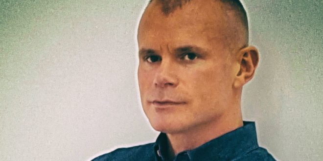 Simpson’a göre modern erkeklik, medya ve reklamlar aracılığıyla yeniden inşa edilmektedir. Erkek bedeninin de tıpkı kadın bedeni gibi pazarlanan bir nesne hâline geldiğini savunan yazar, bu dönüşümü hem eleştirel hem de sosyolojik bir perspektifle ele alır.