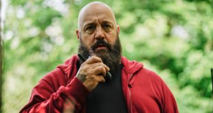 Kevin James, özel hayatını büyük ölçüde medyadan uzak tutmaktadır. 2004 yılında Steffiana de la Cruz ile evlenmiş ve çiftin dört çocuğu bulunmaktadır. Ailesiyle birlikte sakin bir yaşam süren James, sosyal sorumluluk projelerinde de yer almaktadır.