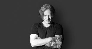 Danny Elfman, sinema müziğinin duygusal gücünü yeniden tanımlayan, özgün ve cesur bir bestecidir. Onun müzikleri, filmleri yalnızca tamamlamakla kalmaz; onları unutulmaz kılar. Bugün Danny Elfman adı, sinema tarihinde karakteristik müzik diliyle anılan nadir besteciler arasında yer almaktadır.