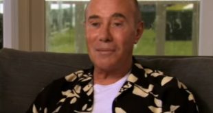 David Geffen, özel hayatını büyük ölçüde gözlerden uzak yaşamayı tercih etmektedir. Medyada nadiren yer almasına rağmen, sektördeki etkisi ve itibarı her zaman güçlü kalmıştır.