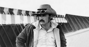 Dennis Hopper, 29 Mayıs 2010 tarihinde hayatını kaybetmiştir. Ardında cesur filmler, sınırları zorlayan performanslar ve özgürlük temalı bir sinema anlayışı bırakmıştır. Bugün Dennis Hopper, Hollywood’un en asi ve etkileyici figürlerinden biri olarak anılmaktadır.