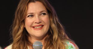 Drew Barrymore, özel hayatında birkaç evlilik yaşamış ve iki çocuk annesidir. Sempatik kişiliği, samimi röportajları ve pozitif yaşam tarzıyla medya tarafından sıkça övülmektedir.