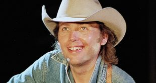 Dwight Yoakam, country müziğin sınırlarını zorlayan, köklerine sadık ama yenilikçi bir sanatçı olarak müzik tarihinde önemli bir yer tutar. Hem müzikseverler hem de sinema izleyicileri için etkileyici bir kariyere sahip olan Yoakam, bugün hâlâ ilham vermeye devam etmektedir.