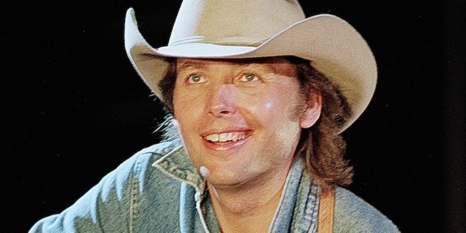 Dwight Yoakam, country müziğin sınırlarını zorlayan, köklerine sadık ama yenilikçi bir sanatçı olarak müzik tarihinde önemli bir yer tutar. Hem müzikseverler hem de sinema izleyicileri için etkileyici bir kariyere sahip olan Yoakam, bugün hâlâ ilham vermeye devam etmektedir.