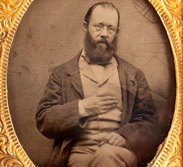 1888 yılında hayatını kaybeden Edward Lear, ardında mantığa meydan okuyan ama duygudan yoksun olmayan bir edebiyat bırakmıştır. Onun etkisi, Lewis Carroll’dan modern çocuk edebiyatına kadar uzanır. Lear, bize şunu hatırlatır
