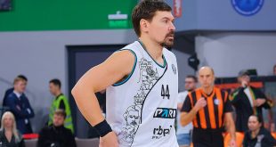 Yevgeni Baburin, basketbolun yalnızca sayı atmaktan ibaret olmadığını hatırlatan bir oyuncudur. Savunma zekâsı, oyun disiplini ve istikrarlı kariyeriyle Rus basketbolunun sessiz ama vazgeçilmez figürlerinden biri olarak öne çıkar.