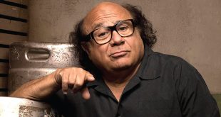 Danny DeVito, Hollywood’un en ikonik ve çok yönlü sanatçılarından biridir. Komedi ve dram alanlarındaki eşsiz yeteneği, kendine has duruşu ve unutulmaz karakterleri ile sinema ve televizyon dünyasında kalıcı bir iz bırakmıştır.