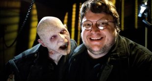Guillermo del Toro, modern sinemanın en yaratıcı ve etkileyici isimlerinden biridir. Korku, fantastik ve dramatik öğeleri bir araya getirerek izleyiciye unutulmaz deneyimler sunar. Görsel estetik ve derin anlatım tarzı sayesinde sinema dünyasında kendine özgü bir yer edinmiştir.
