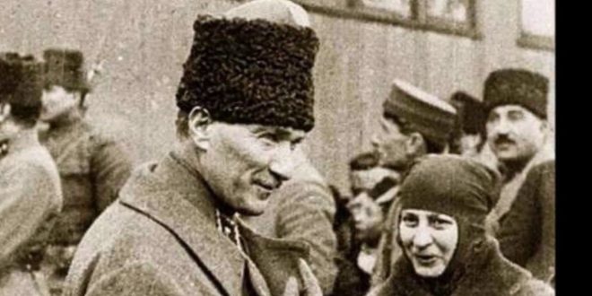 Halide Edip Adıvar, Türk edebiyatında kadın bakış açısını güçlendiren, toplumsal dönüşümü edebiyatla buluşturan öncü bir yazardır.