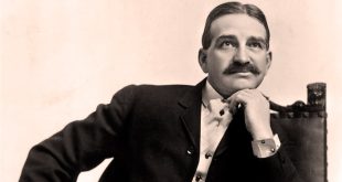 Baum, 1919 yılında hayatını kaybettiğinde ardında sadece bir masal değil, kuşaklar boyunca anlatılacak bir yolculuk bırakmıştır. Oz Büyücüsü, tiyatrodan sinemaya, müzikallerden popüler kültüre kadar sayısız uyarlamayla yaşamaya devam etmiştir.