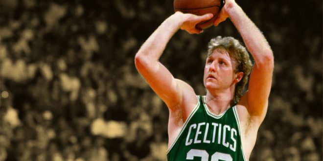 Larry Bird, basketbolu sadece bir spor değil, aynı zamanda strateji ve liderlik sanatı hâline getiren bir oyuncudur. Boston Celtics ile kazandığı başarılar, Magic Johnson ile kurduğu rekabet ve sahadaki müthiş oyun zekâsı, onu NBA tarihinin efsaneleri arasına yerleştirmiştir.