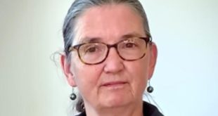Caroline Thompson kimdir? sorusunun yanıtı; hayal gücü yüksek, duygusal derinliği olan ve sinemada masalsı anlatımı ustalıkla kullanan bir senaristtir şeklinde özetlenebilir. Hollywood’da iz bırakan yapımlarıyla, sinema tarihindeki özel yerini korumaya devam etmektedir.