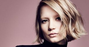 Mia Wasikowska, modern sinemanın en yetenekli ve çok yönlü aktrislerinden biridir. Dramatik rollerdeki ustalığı, karizmatik duruşu ve sanatsal vizyonu sayesinde sadece Avustralya’da değil, uluslararası sinema dünyasında da saygın bir isim haline gelmiştir. Eğer güçlü, derin ve etkileyici karakterleri seviyorsanız, Mia Wasikowska’nın filmleri mutlaka izlenmelidir.