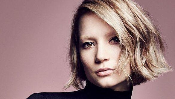 Mia Wasikowska, modern sinemanın en yetenekli ve çok yönlü aktrislerinden biridir. Dramatik rollerdeki ustalığı, karizmatik duruşu ve sanatsal vizyonu sayesinde sadece Avustralya’da değil, uluslararası sinema dünyasında da saygın bir isim haline gelmiştir. Eğer güçlü, derin ve etkileyici karakterleri seviyorsanız, Mia Wasikowska’nın filmleri mutlaka izlenmelidir.