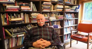Tobias Wolff, insan doğasının kırılganlığını, kusurlarını ve ahlaki çelişkilerini sade ama etkileyici bir dille anlatan usta bir yazardır. Öykü ve anılarında, sıradan hayatların içinde saklı büyük insani soruları görünür kılar. Bu yönüyle Wolff, çağdaş Amerikan edebiyatının en saygın ve kalıcı isimlerinden biri olarak kabul edilir.