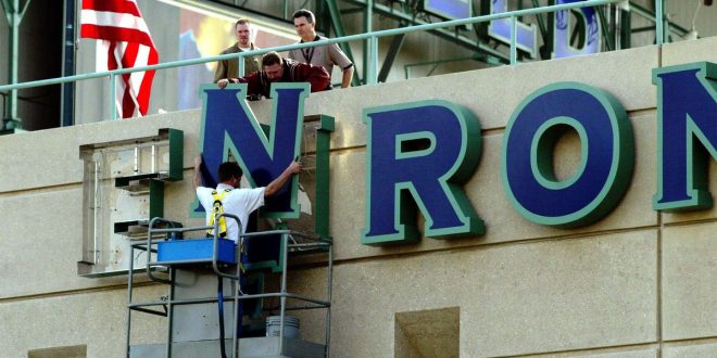 Enron Corporation, kısa sürede olağanüstü bir yükseliş yaşamış, ancak etik dışı yönetim anlayışı ve muhasebe manipülasyonları nedeniyle dramatik bir çöküşe sürüklenmiştir.