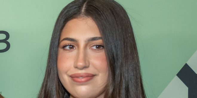 Sadie Sandler, doğal ve sade oyunculuğuyla öne çıkmaktadır. Genellikle yan roller üstlense de, zamanla daha büyük roller alabileceği düşünülmektedir. Eğitimine öncelik veren Sadie, kariyerini dengeli bir şekilde ilerletmeyi tercih etmektedir.