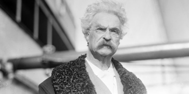 1910 yılında hayatını kaybeden Mark Twain, ardında yalnızca romanlar ve denemeler değil, bir düşünme biçimi bıraktı. O, edebiyatı süslü bir vitrin olmaktan çıkarıp sokağa, nehir kıyılarına ve insanın iç dünyasına taşıdı.