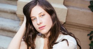 Sasha Spielberg, özel hayatını medyadan uzak yaşamayı tercih etmektedir. Sanatsal üretimine odaklanan bir yaşam süren Spielberg, röportajlarında kendi kimliğini ailesinin gölgesinden bağımsız şekilde inşa etmeye önem verdiğini sıkça dile getirmiştir.