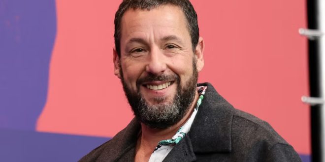 Adam Sandler, hem gişe başarısı hem de uzun soluklu kariyeriyle Hollywood’un en etkili isimlerinden biridir. Komedide yarattığı kendine özgü tarz, onu rakiplerinden ayırırken; dramatik rollerdeki başarısı ise oyunculuk yelpazesinin ne kadar geniş olduğunu ortaya koymaktadır.