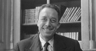 Beckett ve Camus, absürdün iki farklı tezahürünü temsil eder: biri sahnede, diğeri düşüncede. Beckett, insanın boşluk içindeki varoluşunu dramatize ederken; Camus, insanın anlamsızlık karşısında özgürce seçim yapabileceğini vurgular. Her ikisi de modern insanın temel sorularına ışık tutmuş, 20. yüzyıl düşünce ve edebiyatını derinden etkilemiştir.