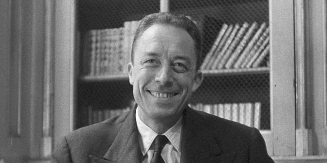 Beckett ve Camus, absürdün iki farklı tezahürünü temsil eder: biri sahnede, diğeri düşüncede. Beckett, insanın boşluk içindeki varoluşunu dramatize ederken; Camus, insanın anlamsızlık karşısında özgürce seçim yapabileceğini vurgular. Her ikisi de modern insanın temel sorularına ışık tutmuş, 20. yüzyıl düşünce ve edebiyatını derinden etkilemiştir.